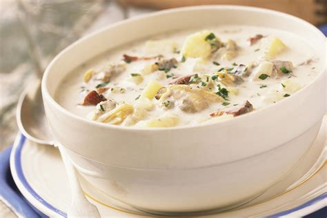  New England Clam Chowder: Bir Deniz Kabuğu Şöleni ve Kremalı bir Konfor Dalgası!