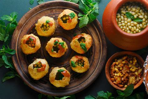  Pani Puri: Bir Hint Lezzet Yolculuğu İçin Acı ve Ekşi Uyumu!