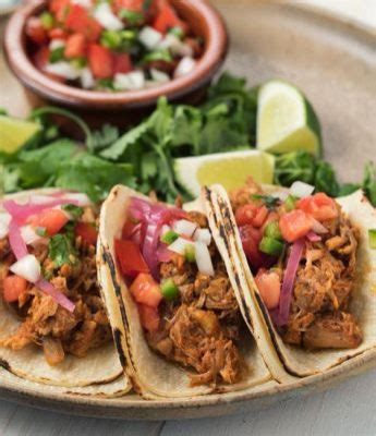  Cochinita Pibil: Lezzetli Domuz Eti Şöleniyle Yoğun Baharatlı Bir Dans!