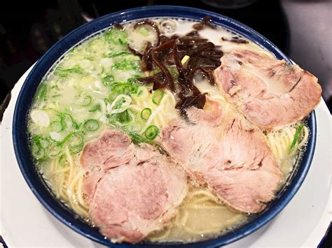  Hakata Ramen:  Doğu ve Batı Lezzetlerini Birleştiren Geleneksel Bir Japon Makarna Yemeği!