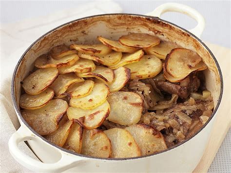  Lancashire Hotpot; Geleneksel İngiliz Lezzetinin İçinizi Sıcacık Saracağı Bir Kavrulma Şöleni!