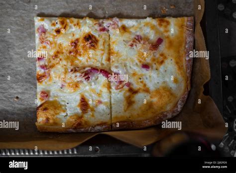  Tarte Flambée: Bu Şık Fransız Pizza Sizleri Yumuşak Peynirle Buluşturacak ve İncecik Hamuru ile Lezzet Patlaması Yaşatacak!